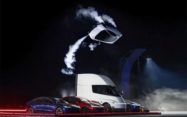 Tesla Roadster havalandı! Elon Musk uçabilen elektrikli otomobili tanıttı